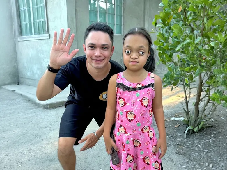 Please Help My Little Girl Smile Again — photo 1